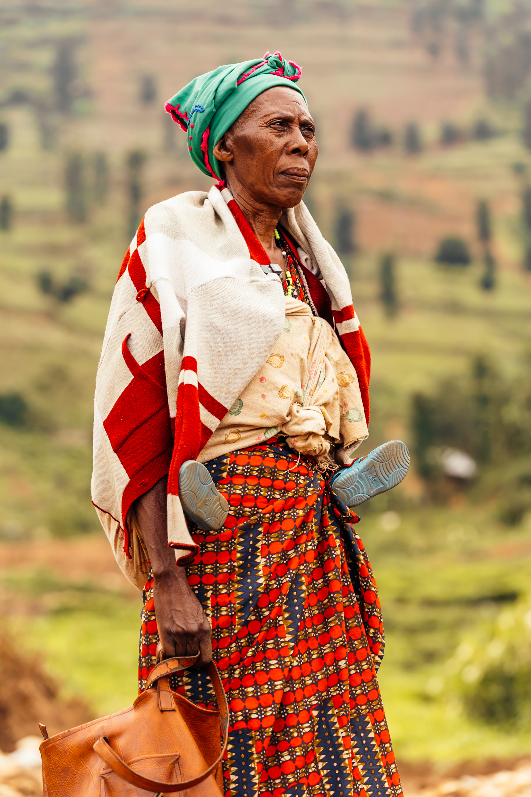 Tea farmer in Rwanda. Mark Hadj Hamou and Théo Jumeau for InFiNe and Radiant Yacu Rwanda